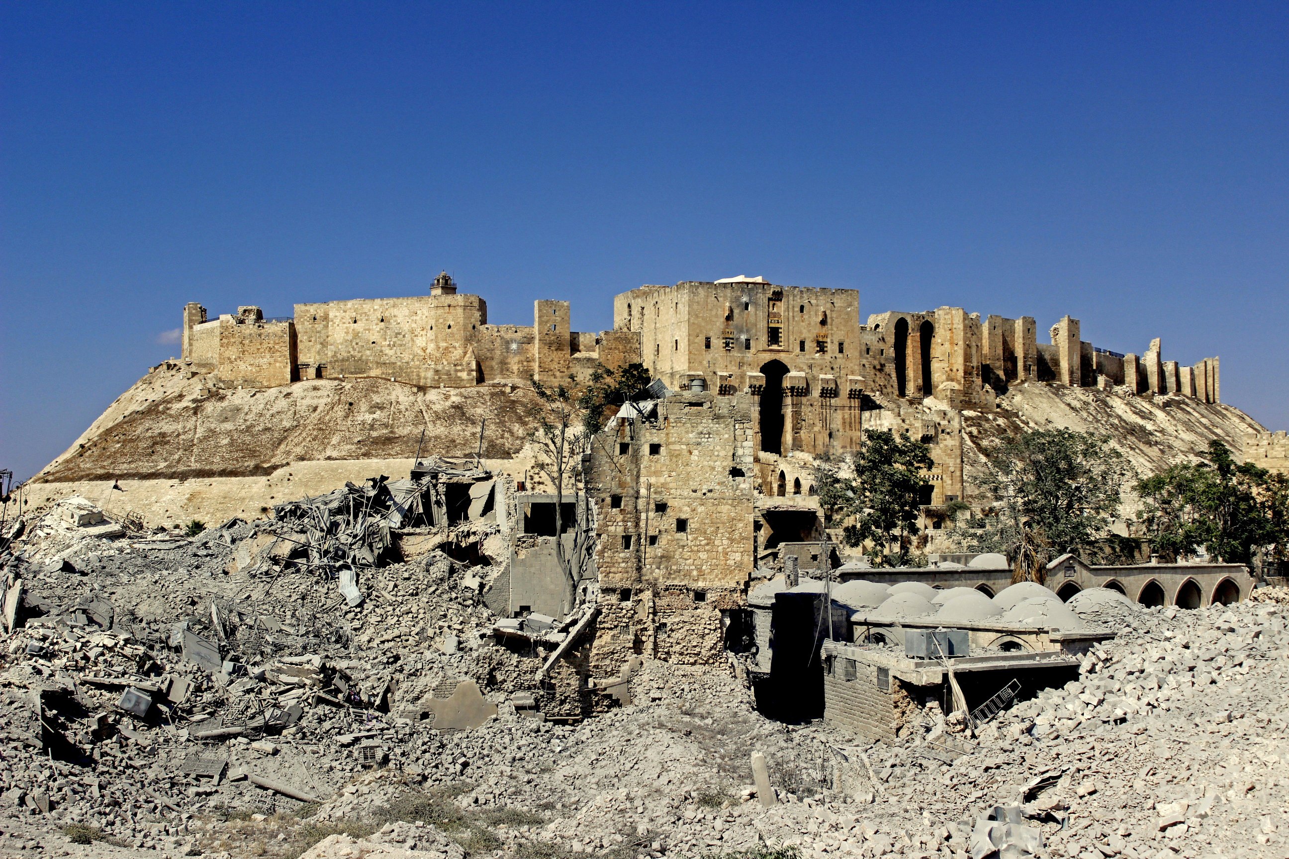 Altstadt Aleppo: die Ruinen der Khosrawiya-Moschee und des Carlton Hotels mit der Zitadelle im Hintergrund. © Sultan Kitaz