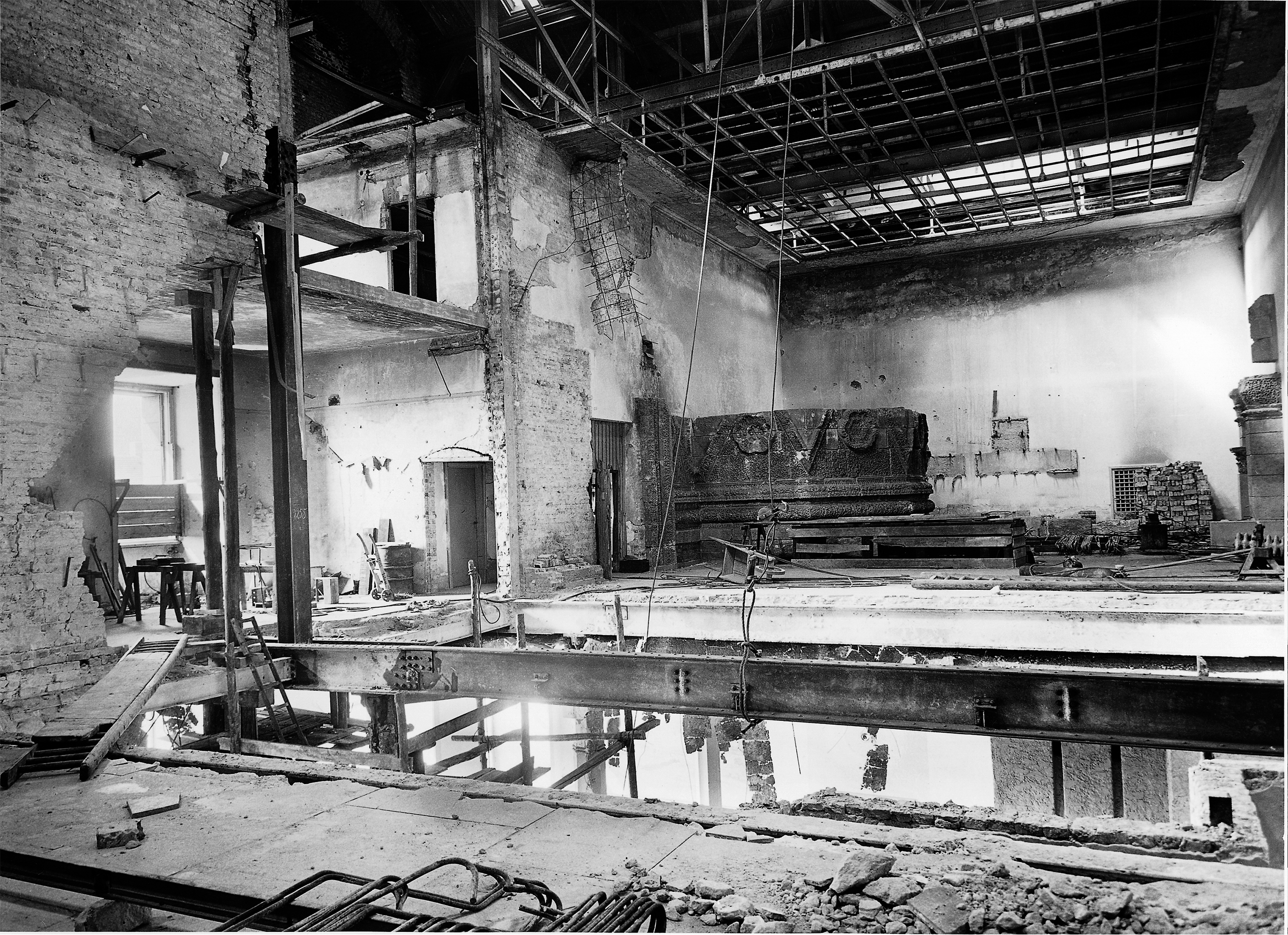 The photograph shows preparations for the reconstruction of the Mshatta Façade in 1948, after destruction caused by a bomb attack in the Mshatta Hall on 3 February 1945. The reconstruction work on the façade could not be completed until 1953.