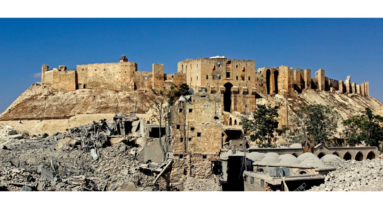 Altstadt Aleppo: die Ruinen der Khosrawiya-Moschee und des Carlton Hotels mit der Zitadelle im Hintergrund. © Sultan Kitaz