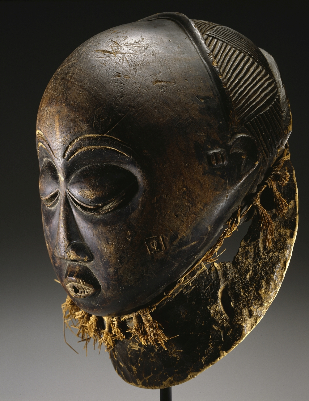 Bifwebe-Maske in der Sammlung des Ethnologischen Museums © Staatliche Museen zu Berlin,  Ethnologisches Museum, Foto: Erik Hesmerg