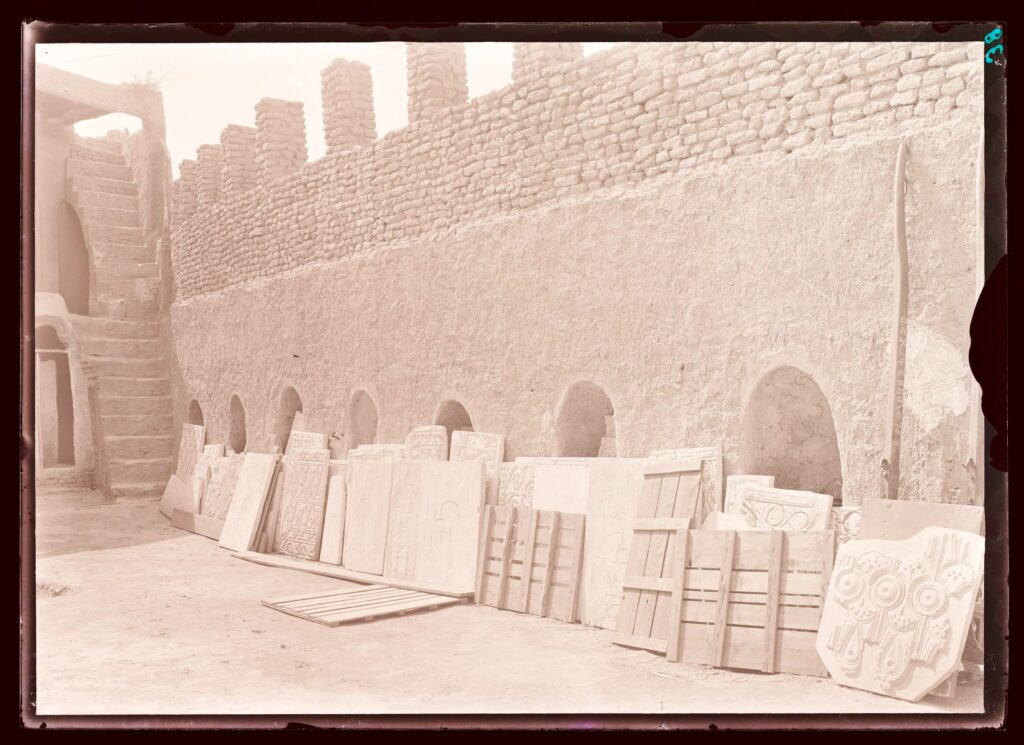 Ernst Herzfeld: Stuckornamente, Platten nach der Abnahme, 1911-1913. Glasnegativ, 13 x 18 cm, Museum für Islamische Kunst, Inv. Nr. Pl. Sam 38