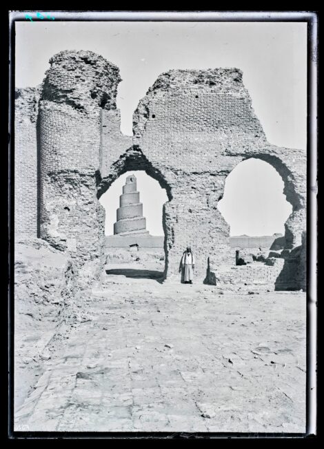 Ernst Herzfeld: Große Moschee, Südfront, 1911-1913. Glasnegativ, 18 x 13 cm, Museum für Islamische Kunst, Inv. Nr. Pl. Sam 307