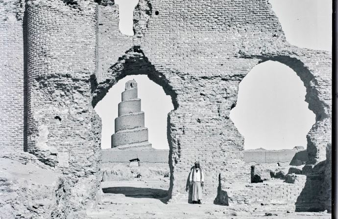 Ernst Herzfeld: Große Moschee, Südfront, 1911-1913. Glasnegativ, 18 x 13 cm, Museum für Islamische Kunst, Inv. Nr. Pl. Sam 307