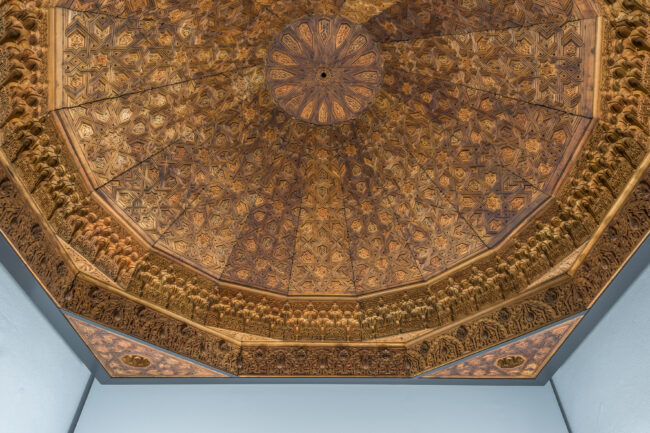 The Alhambra cupola installed in the galleries of the Pergamonmuseum (I. 5/ 78) © Staatliche Museen zu Berlin, Museum für Islamische Kunst / Johannes Kramer