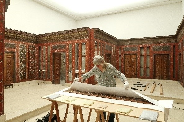 Careful removal of wooden panels for storage by Dr. Anke Scharrahs. Credit: Anke Scharrahs