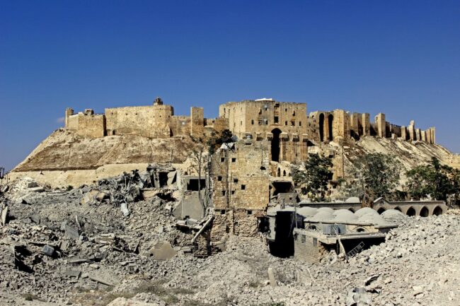 Altstadt Aleppo: die Ruinen der Khosrawiya-Moschee und des Carlton Hotels mit der Zitadelle im Hintergrund. © Sultan Kitaz